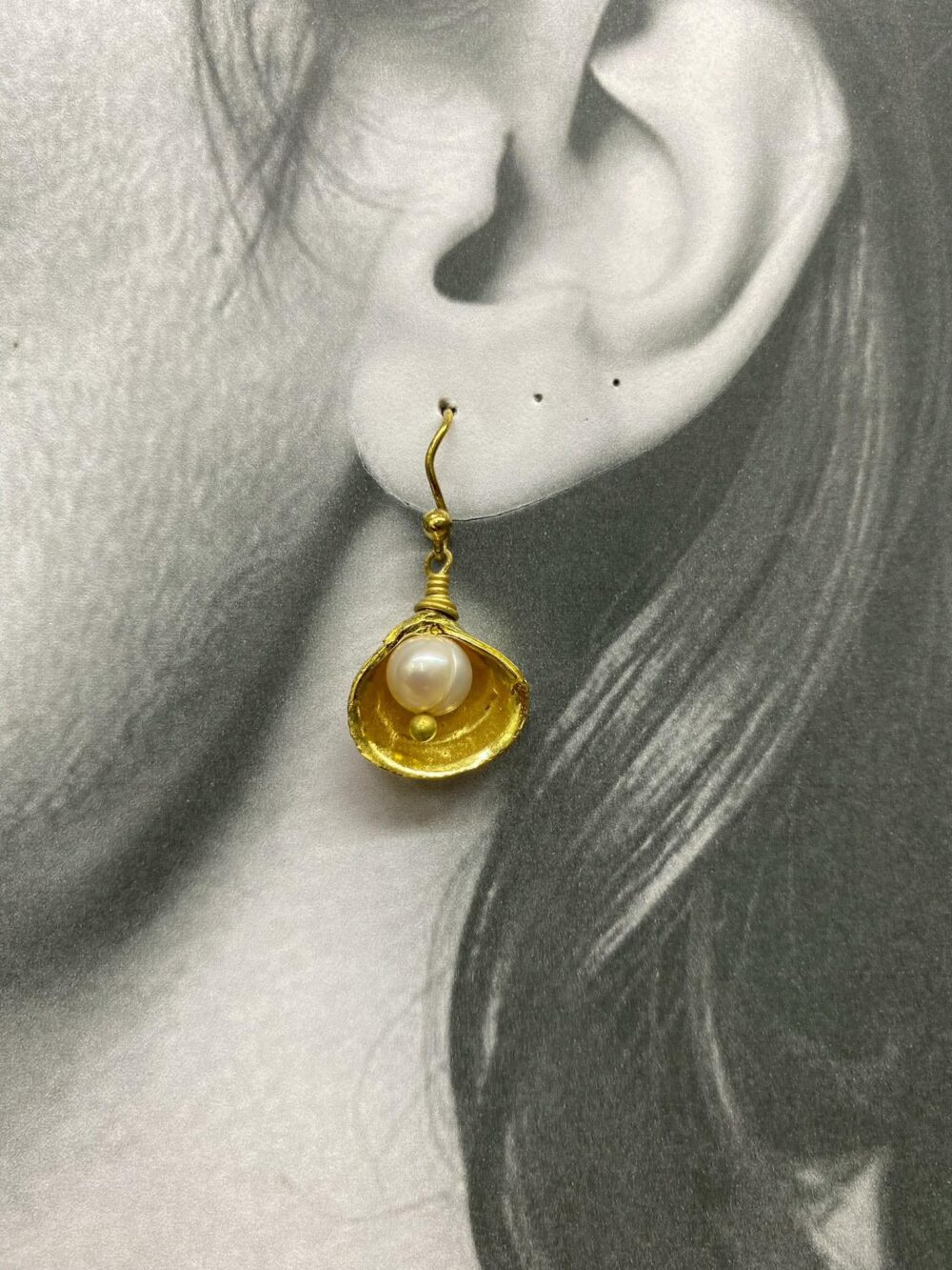 Mussel earring - single piece